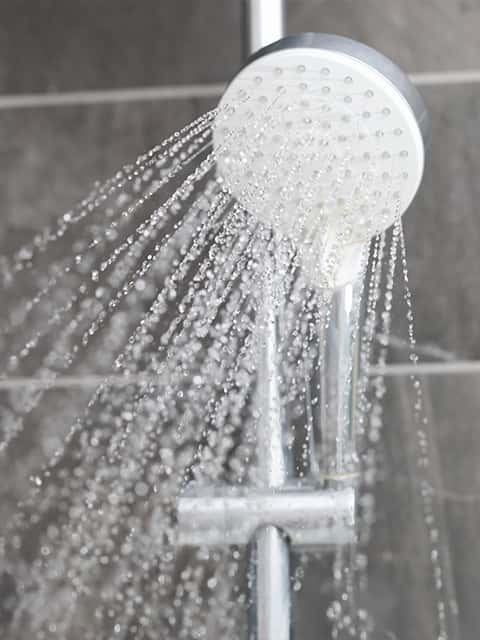 Bathroom: shower/tub, toilet, faucet, and sink.